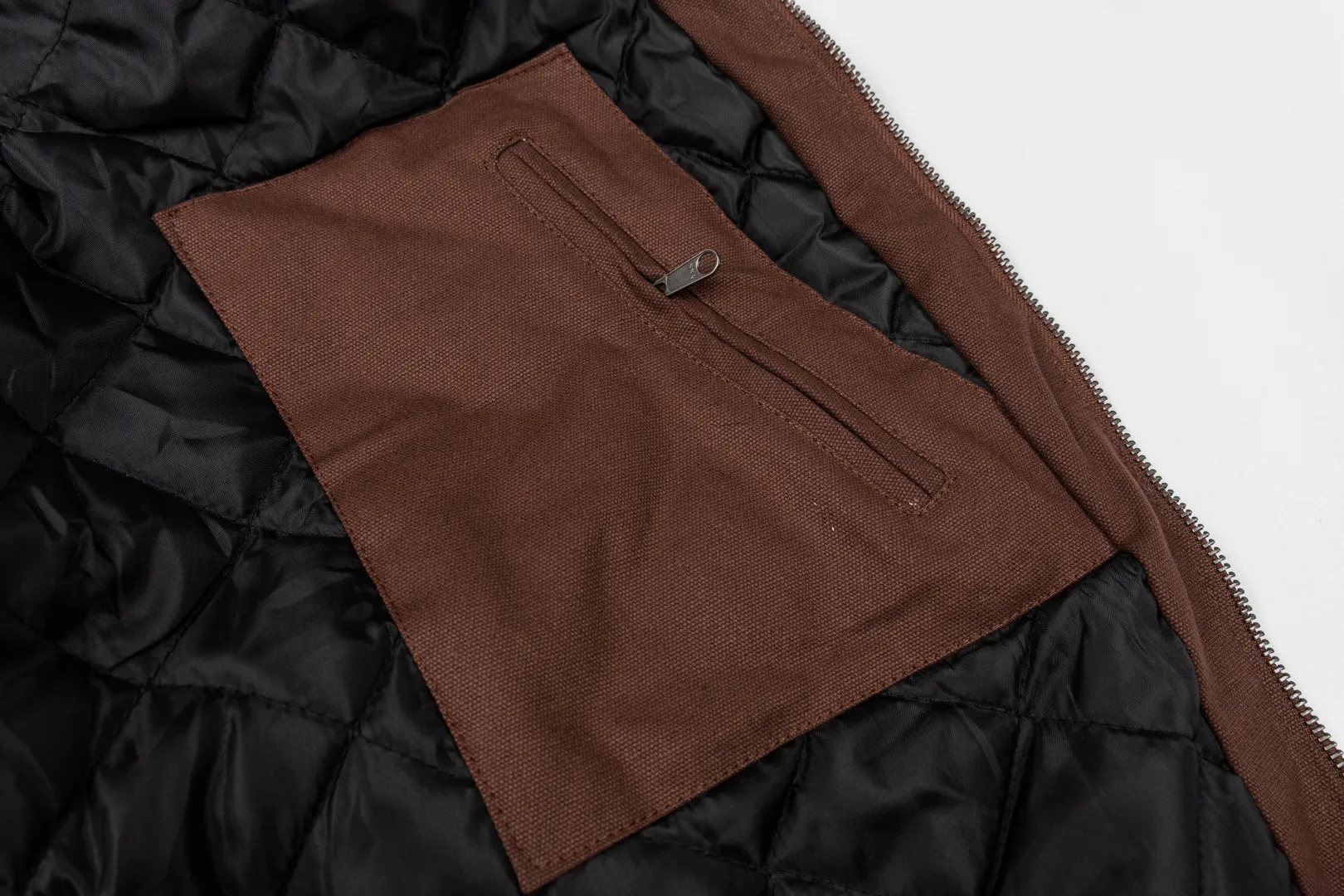 165 Carhartt Carhartt counter Same Style 106432 cotton jacket original 1:1 version Weight: 12 ounces Material: 99% cotton/1% spandex Canvas Details: corduroy trim collar quilted nylon lining, easy to put on and take off, insulated and warm, using Rugged Flex® elastic technology allows for easy movement. Loose fit. Front handwarmer pockets. Double pleats on the back to provide extra stretch at the shoulders. Internal ribbed windproof cuffs to help protect against cold weather. Adjustable hem for added coverage. Two front lower pockets. Two interior pockets; one with hook and loop closure, the other with a secure zipper. Style number: 106432#. Color: Olive Green. Black. Yellow. Dark Brown. Size: S-XL